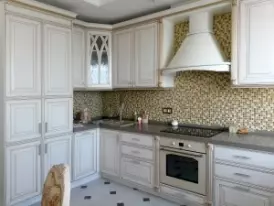 Вместительная и красивая классическая кухня от производителя мебели